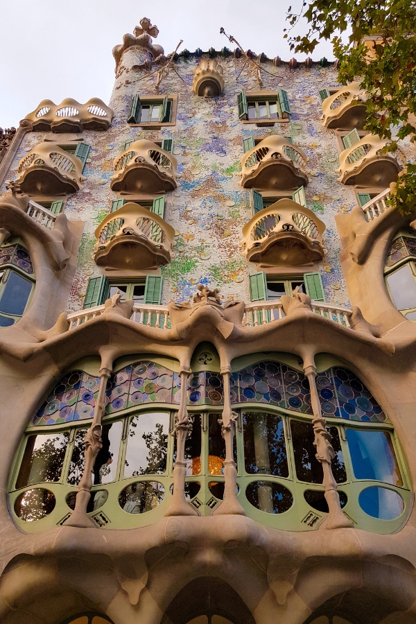 Casa Batlló in dimmer light