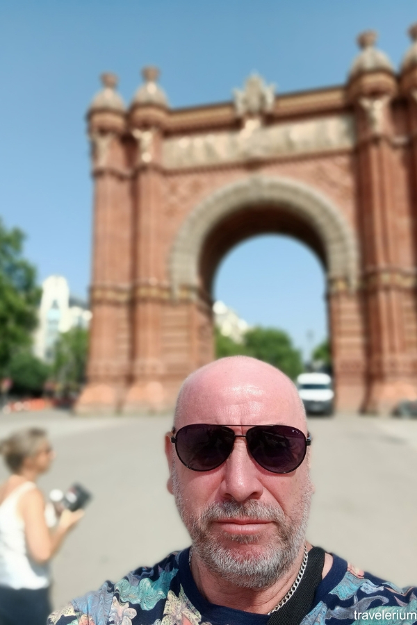 Me with the Arc de Triomf in background